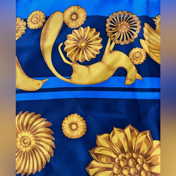 Gorgeous! Lanvin Paris 100% silk scarf with hand rolled edges - Picture 4 of 8